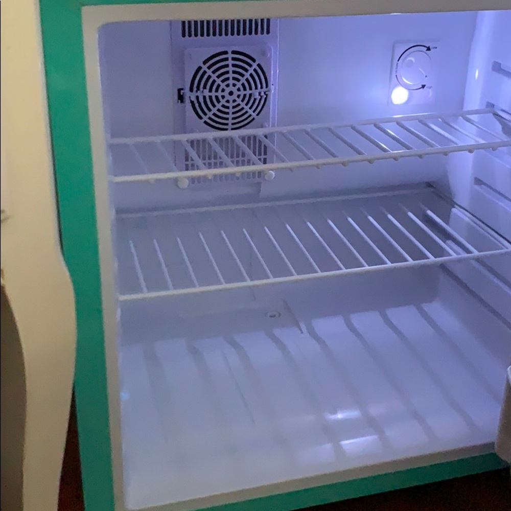 Mini fridge - Picture 2 of 2
